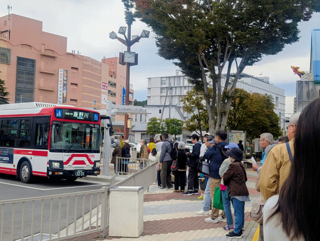Free shuttle bus transporting visitors to the Ishinomaki Taigyō Matsuri festival
